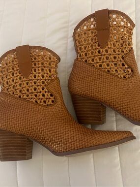 FALL BOOTS!!  Coconuts by Matisse "Emily" western boot  Size 7
